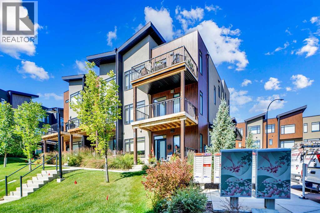 Single Family House for Sale in  Royal Elm Green NW Royal Oak Calgary 