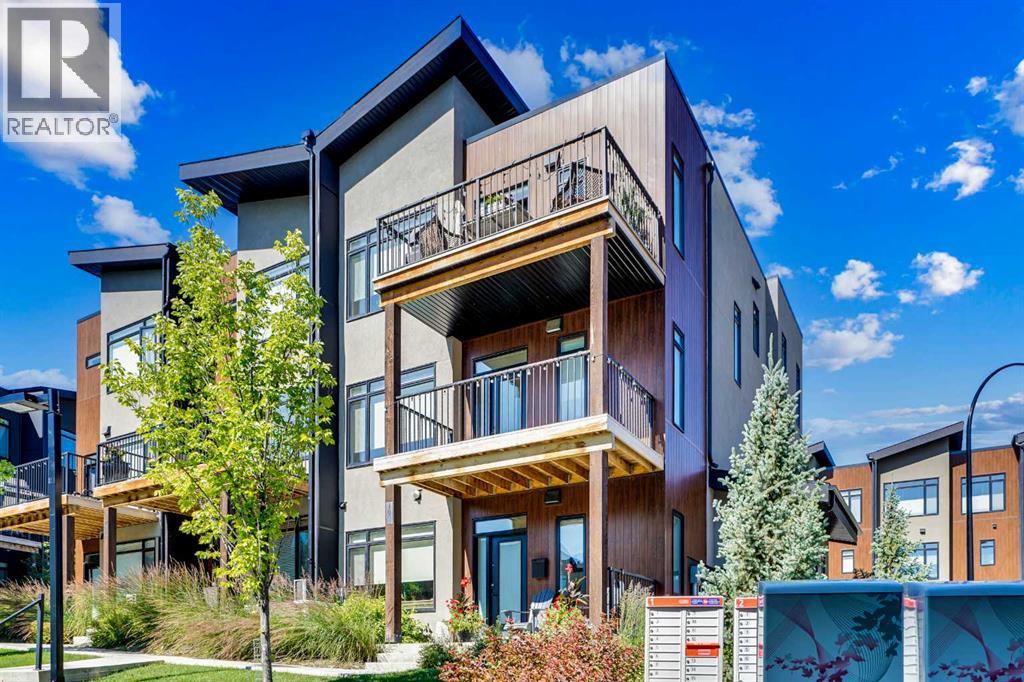 Single Family House for Sale in  Royal Elm Green NW Royal Oak Calgary 