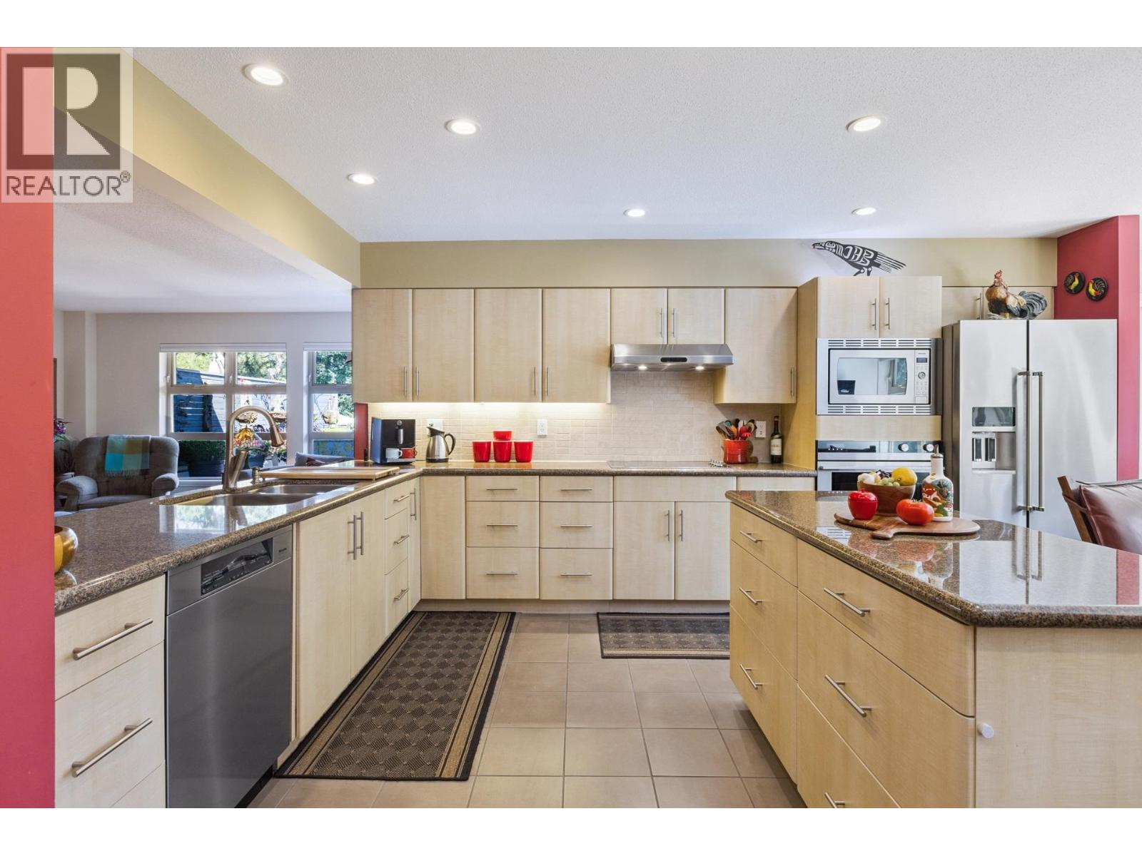 303 3750 EDGEMONT BOULEVARD, North Vancouver