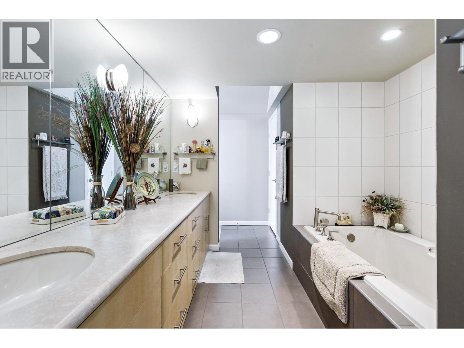 303 3750 EDGEMONT BOULEVARD, North Vancouver