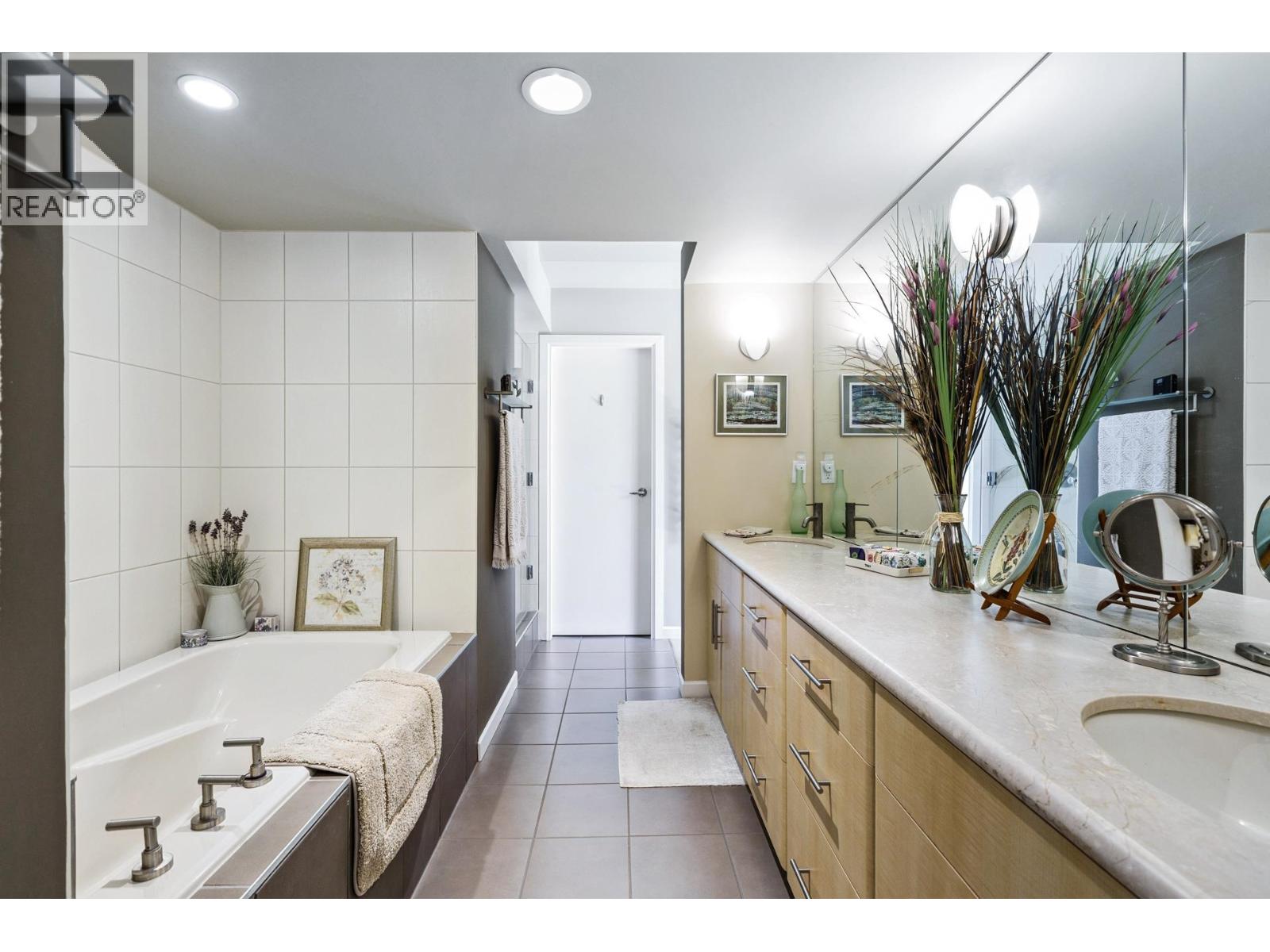 303 3750 EDGEMONT BOULEVARD, North Vancouver