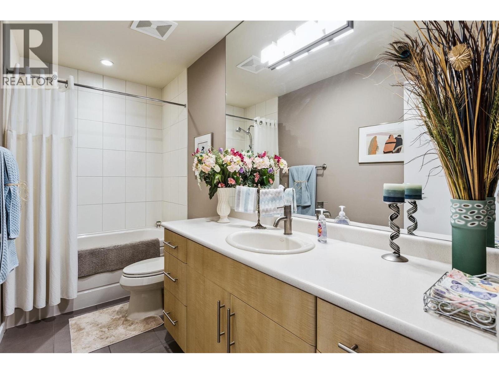 303 3750 EDGEMONT BOULEVARD, North Vancouver