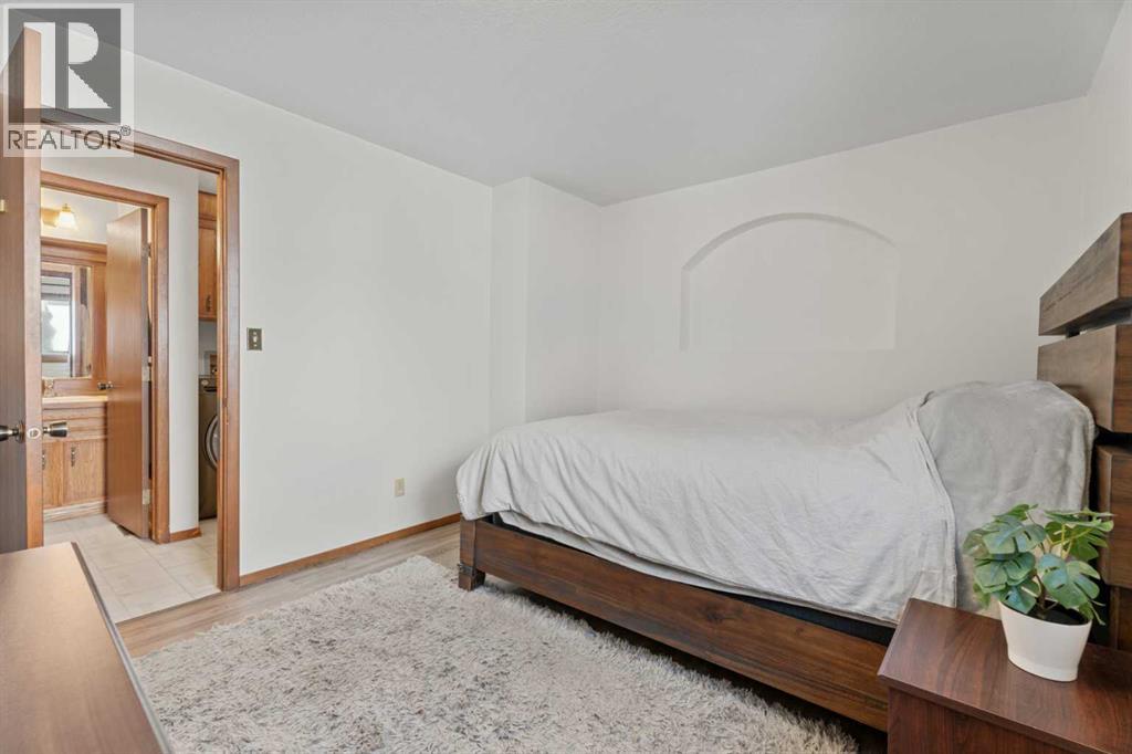 Single Family House 4 Level for Sale in  Shawnessy Drive SW Shawnessy Calgary 