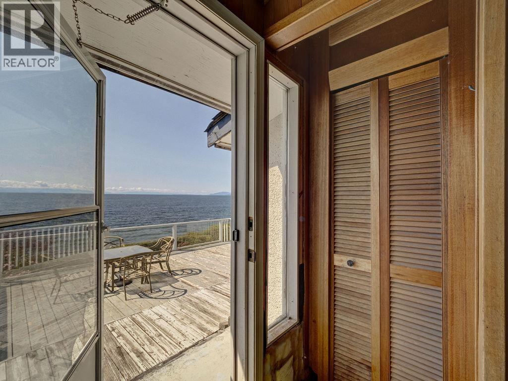 1708 OCEAN BEACH ESPLANADE, Gibsons