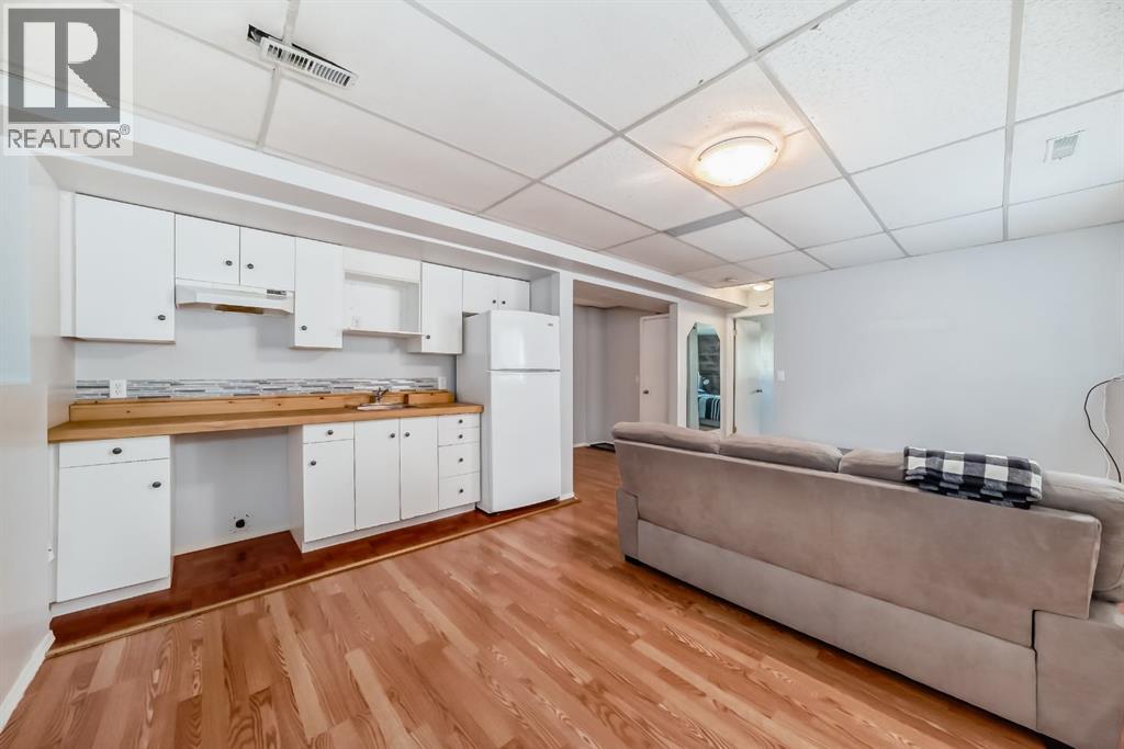 Single Family House Bi-level for Sale in  Berkley Close NW Beddington Heights Calgary 