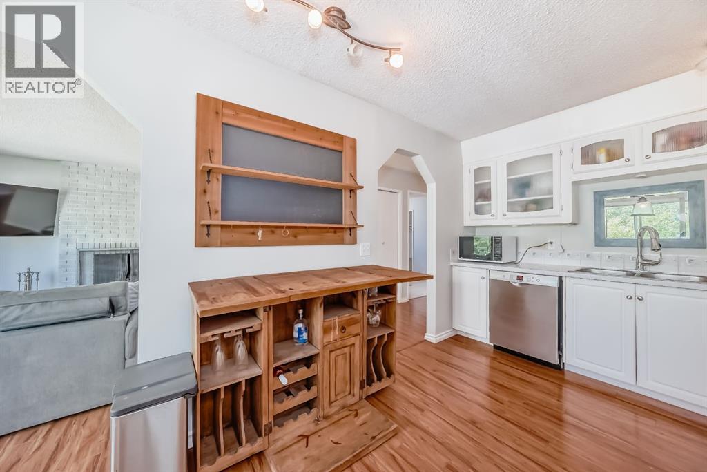 Single Family House Bi-level for Sale in  Berkley Close NW Beddington Heights Calgary 