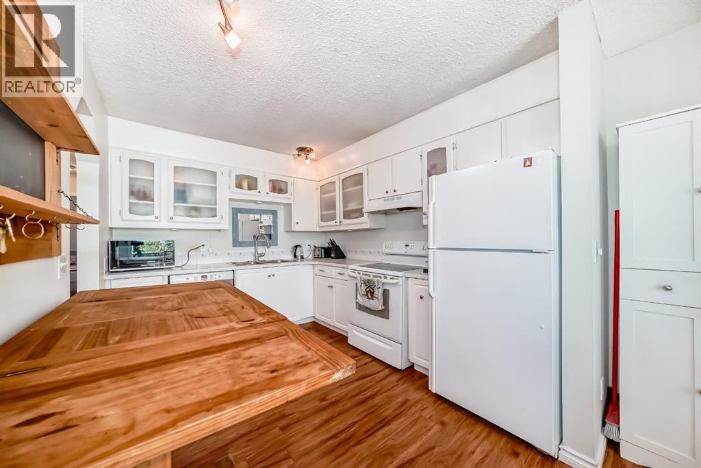 Single Family House Bi-level for Sale in  Berkley Close NW Beddington Heights Calgary 