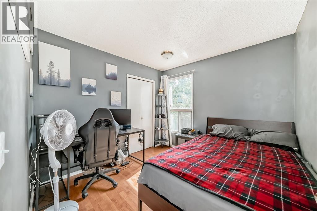 Single Family House Bi-level for Sale in  Berkley Close NW Beddington Heights Calgary 