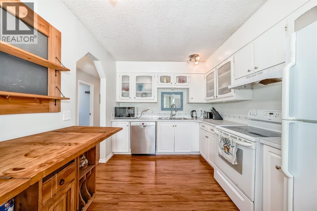 Single Family House Bi-level for Sale in  Berkley Close NW Beddington Heights Calgary 