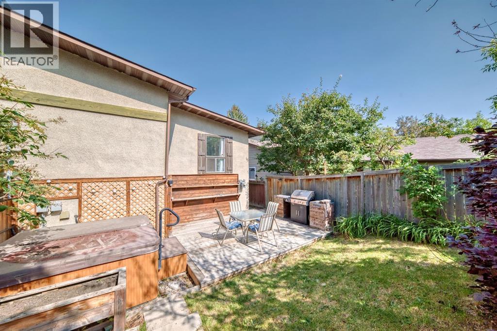 Single Family House Bi-level for Sale in  Berkley Close NW Beddington Heights Calgary 