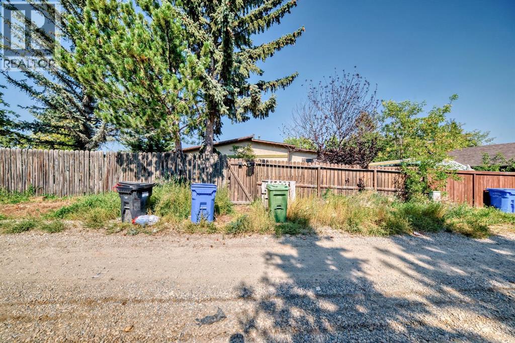 Single Family House Bi-level for Sale in  Berkley Close NW Beddington Heights Calgary 