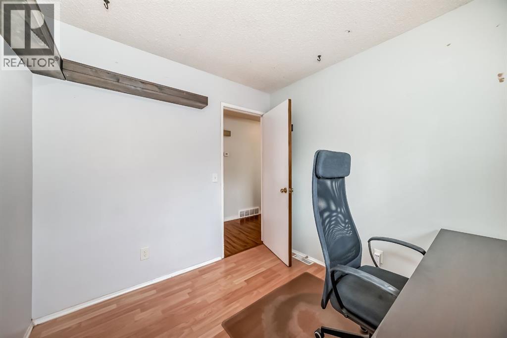 Single Family House Bi-level for Sale in  Berkley Close NW Beddington Heights Calgary 