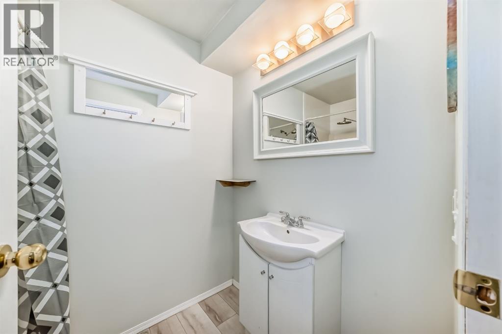 Single Family House Bi-level for Sale in  Berkley Close NW Beddington Heights Calgary 