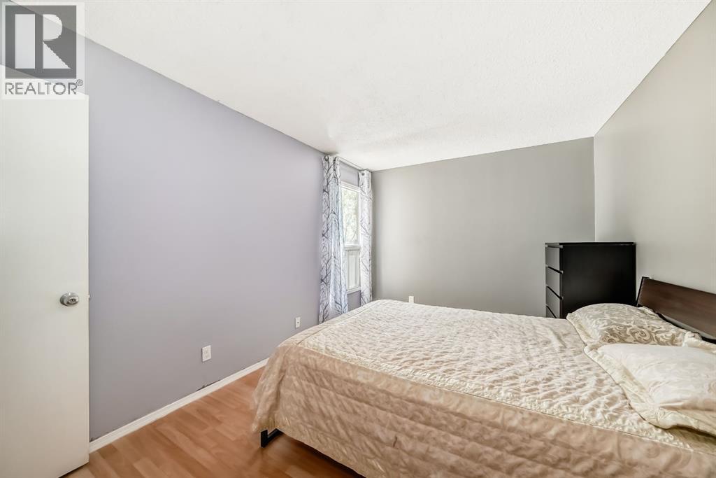 Single Family House Bi-level for Sale in  Berkley Close NW Beddington Heights Calgary 