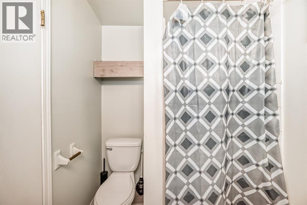 Single Family House Bi-level for Sale in  Berkley Close NW Beddington Heights Calgary 