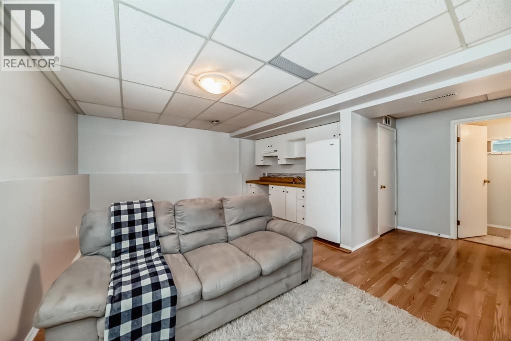 Single Family House Bi-level for Sale in  Berkley Close NW Beddington Heights Calgary 
