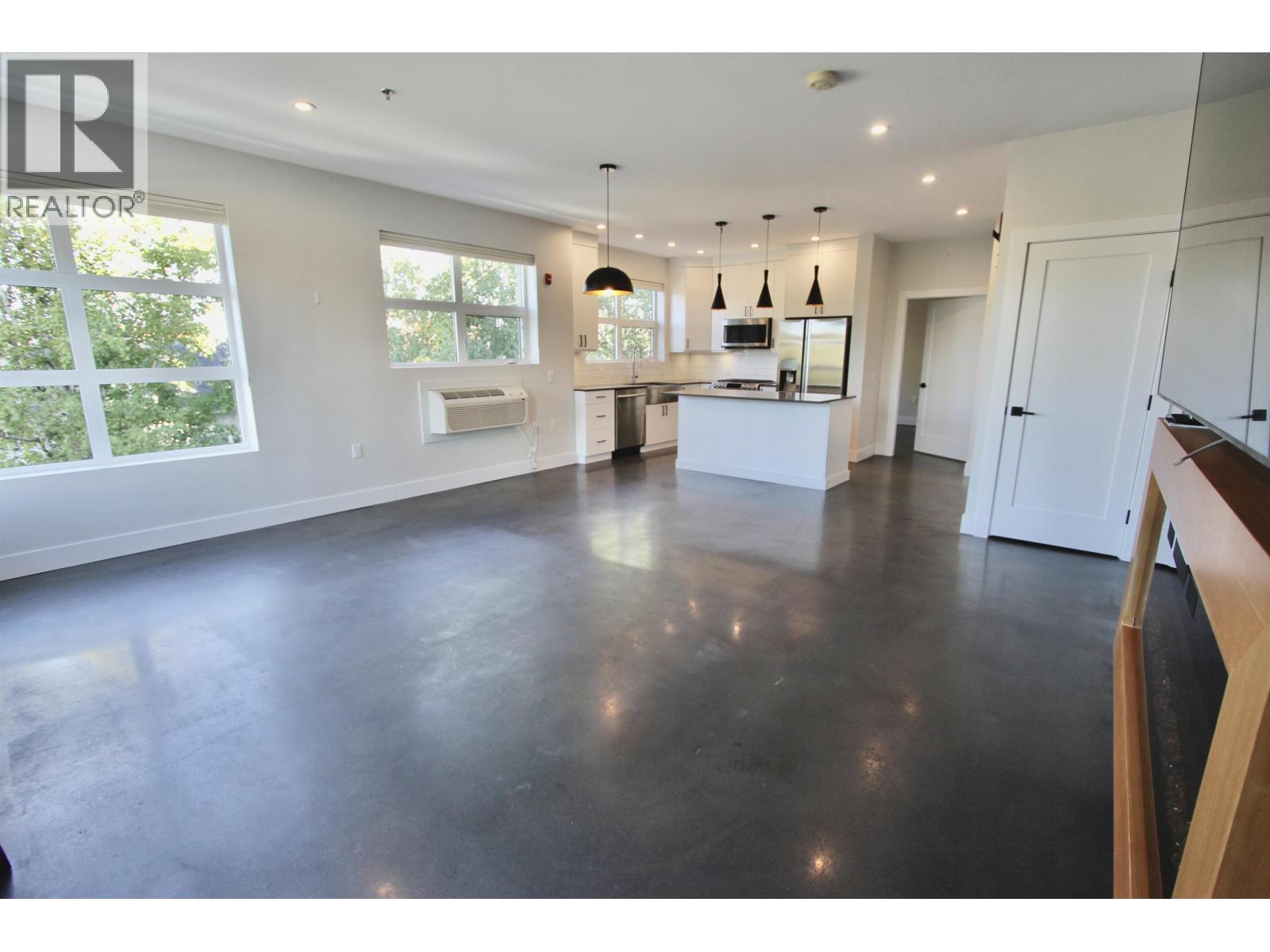201 1694 7TH AVENUE, Prince George