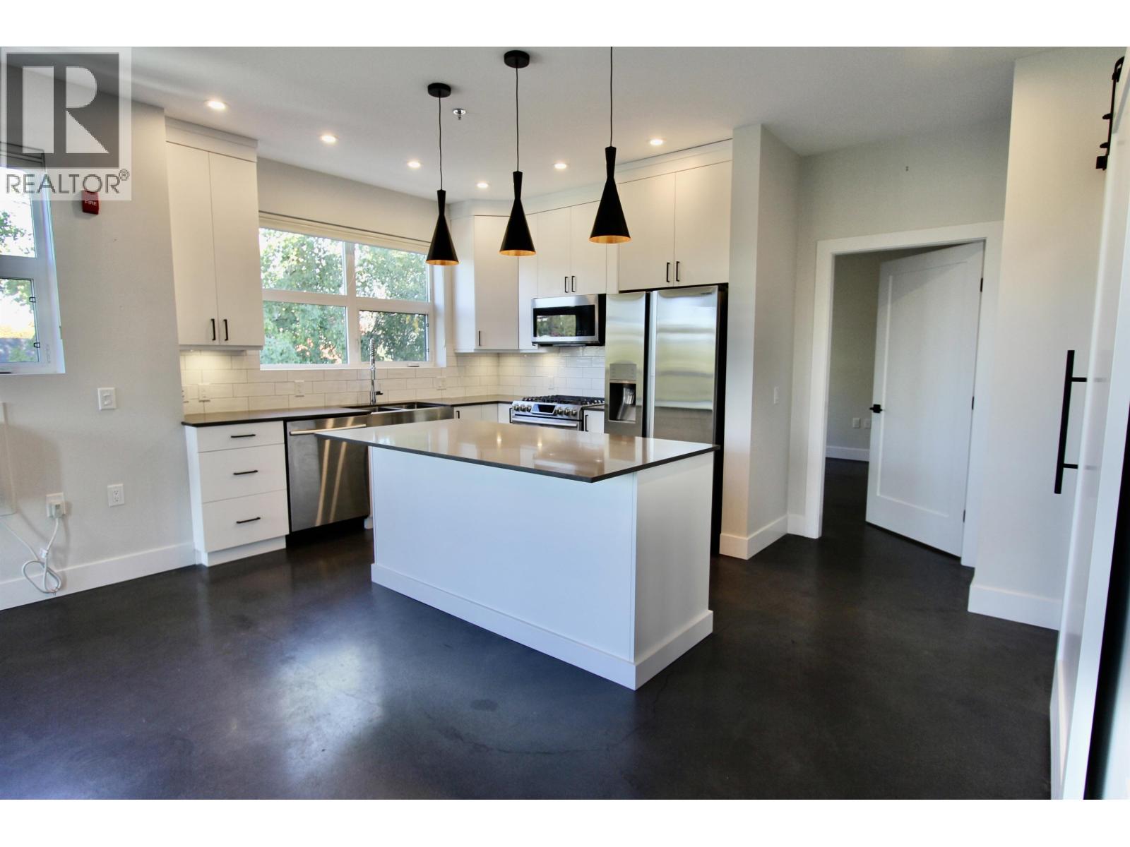 201 1694 7TH AVENUE, Prince George