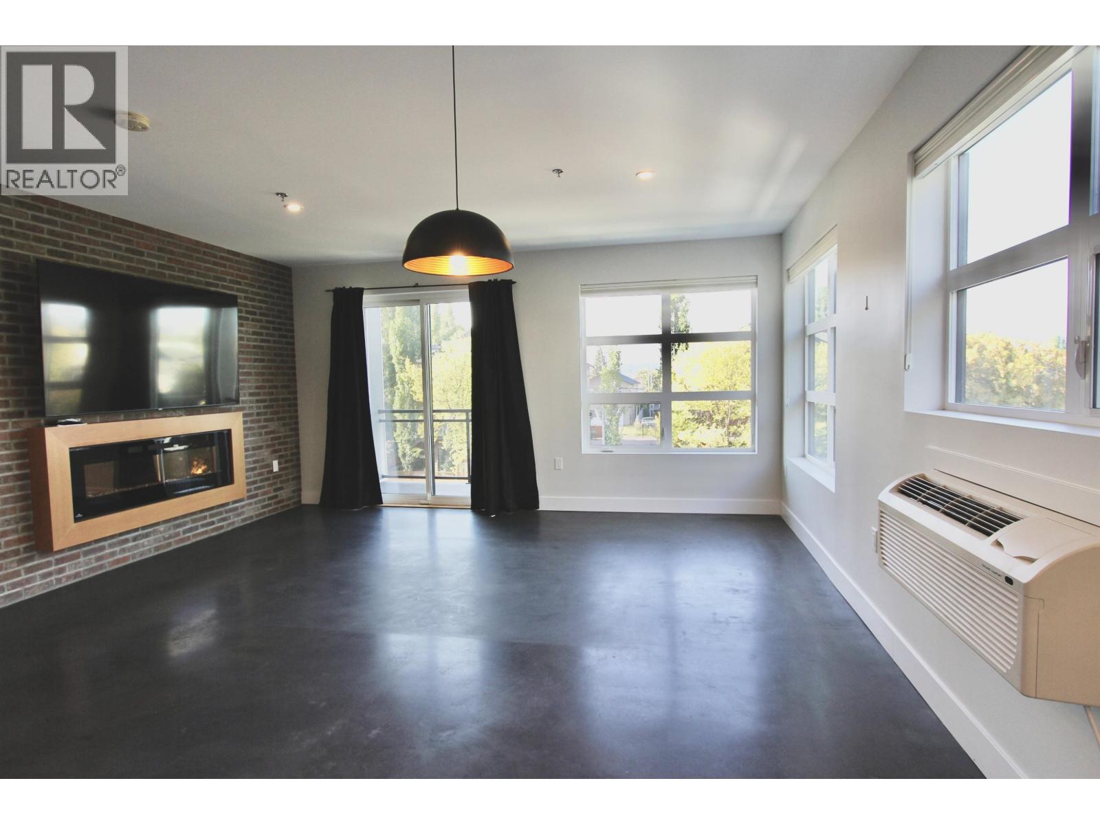 201 1694 7TH AVENUE, Prince George
