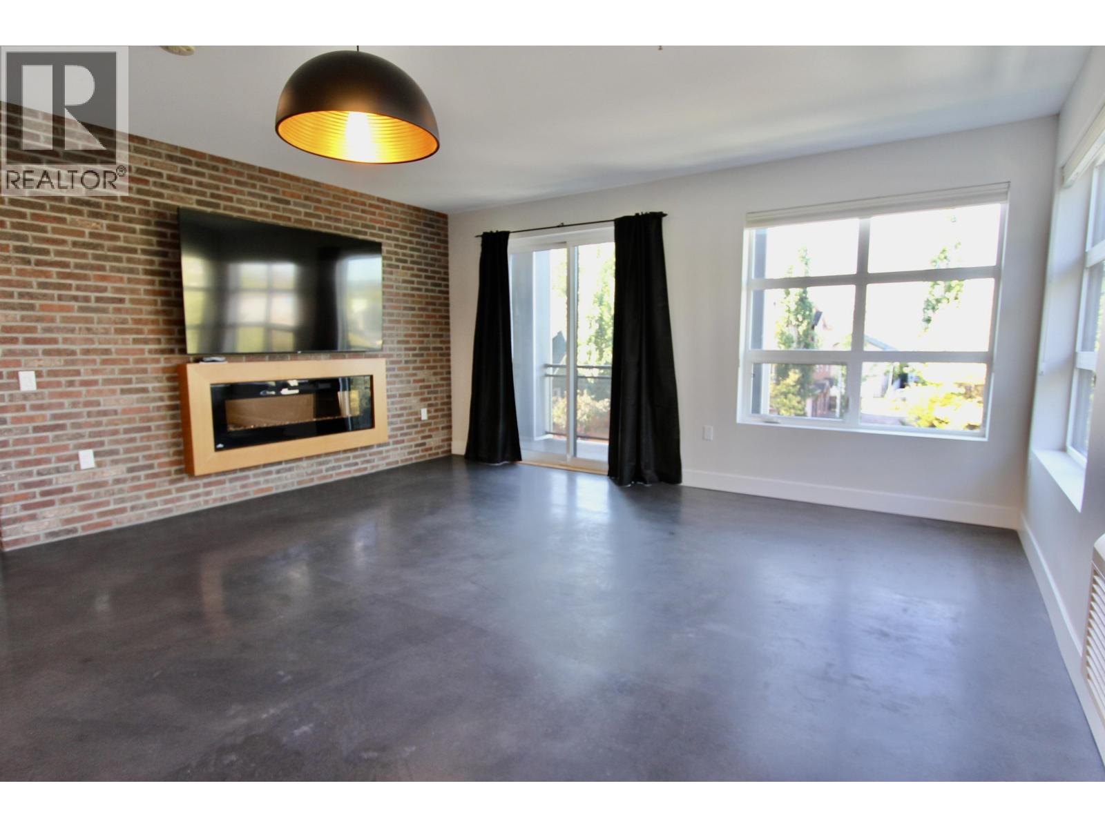 201 1694 7TH AVENUE, Prince George