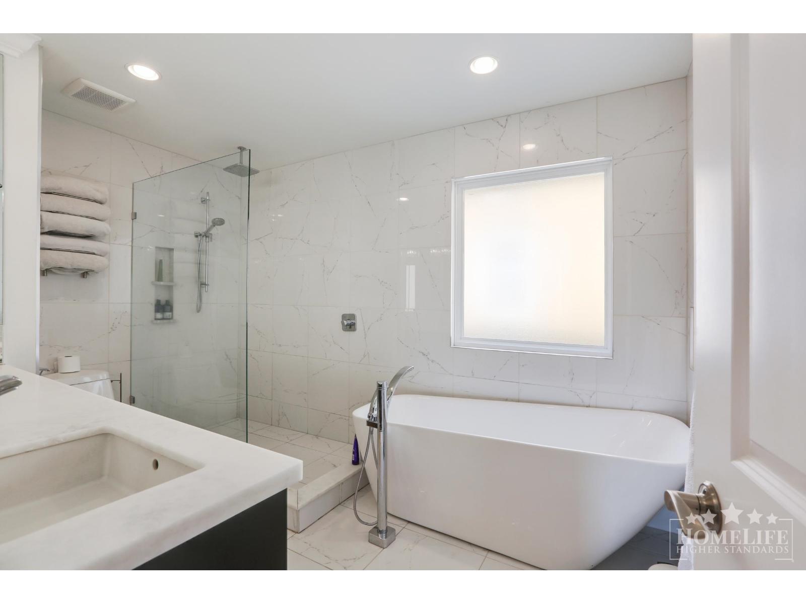 942 MAPLE STREET, White Rock