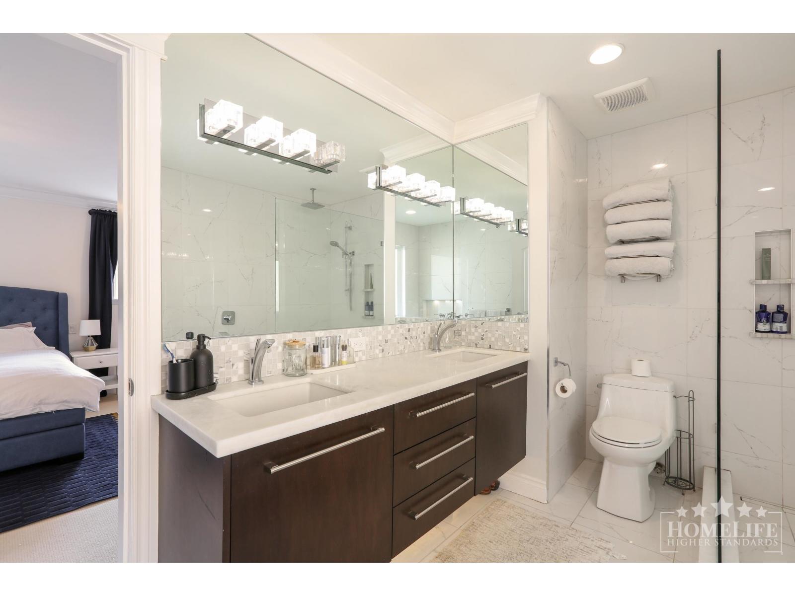 942 MAPLE STREET, White Rock