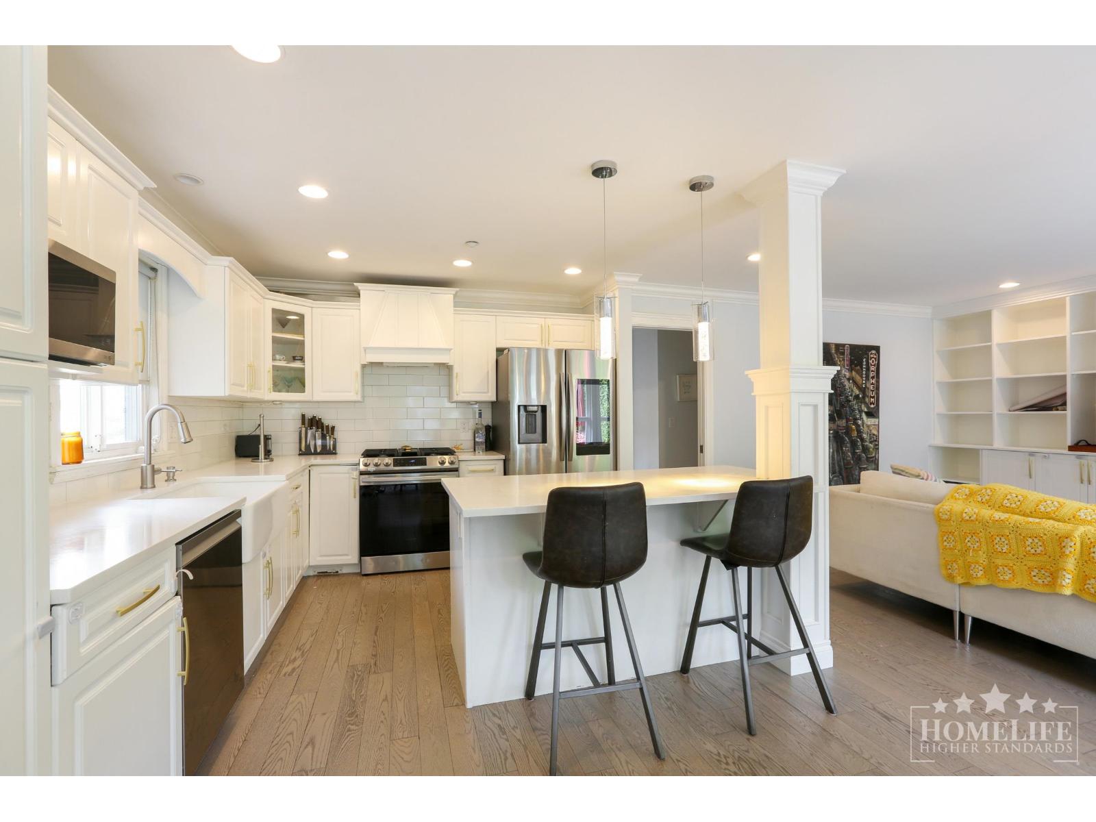 942 MAPLE STREET, White Rock