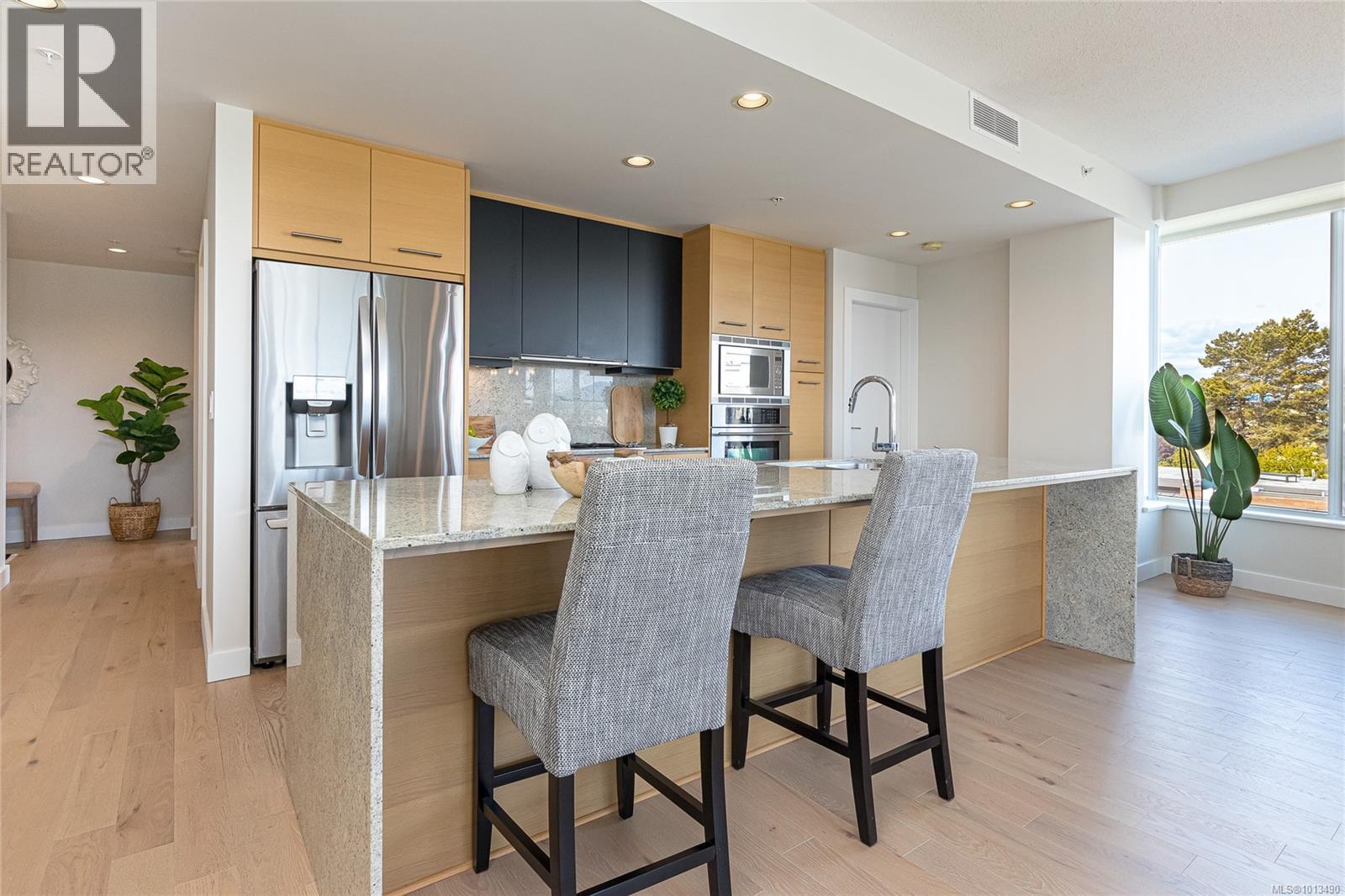 301 9809 Seaport Place, Sidney