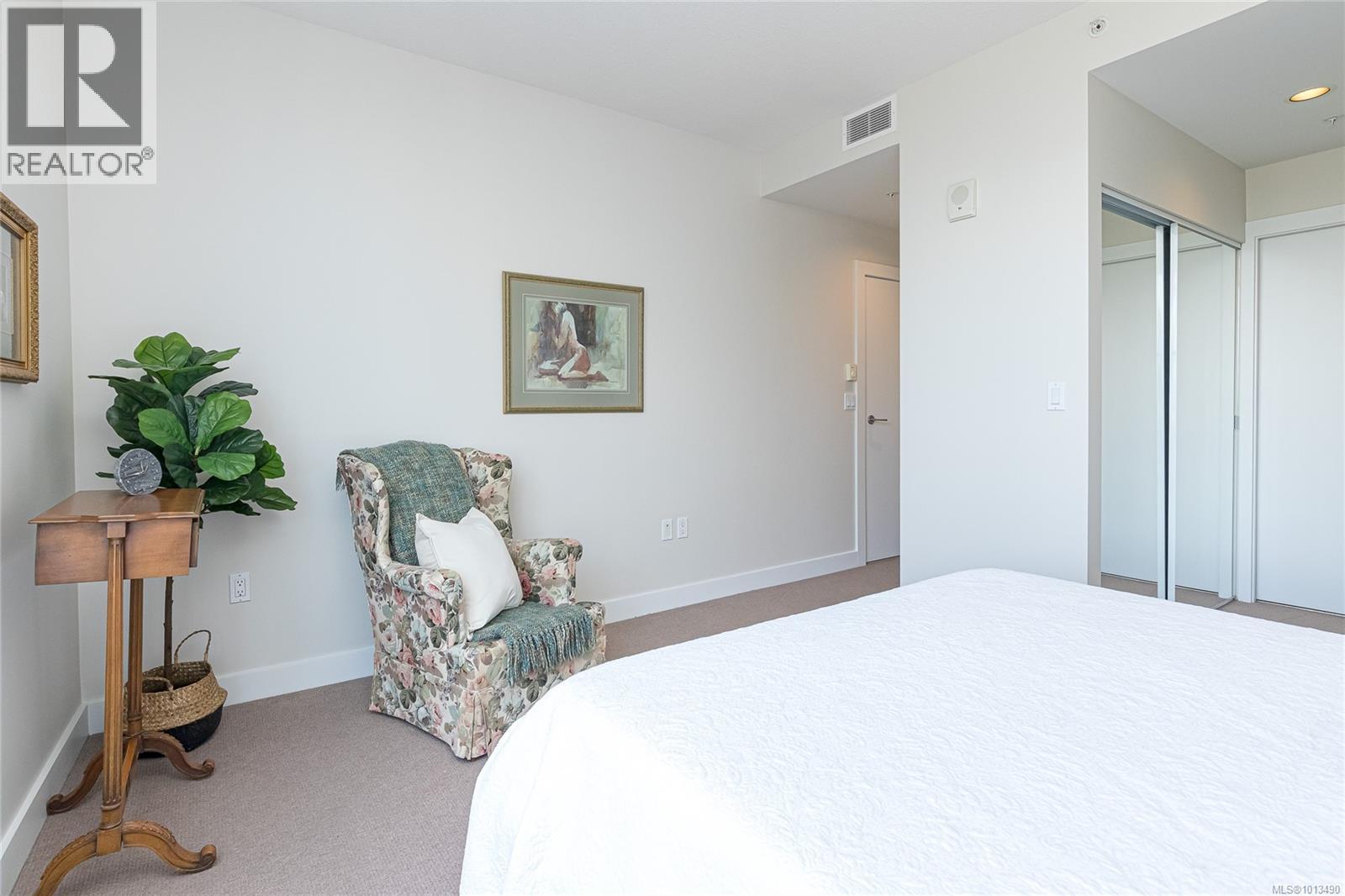 301 9809 Seaport Place, Sidney