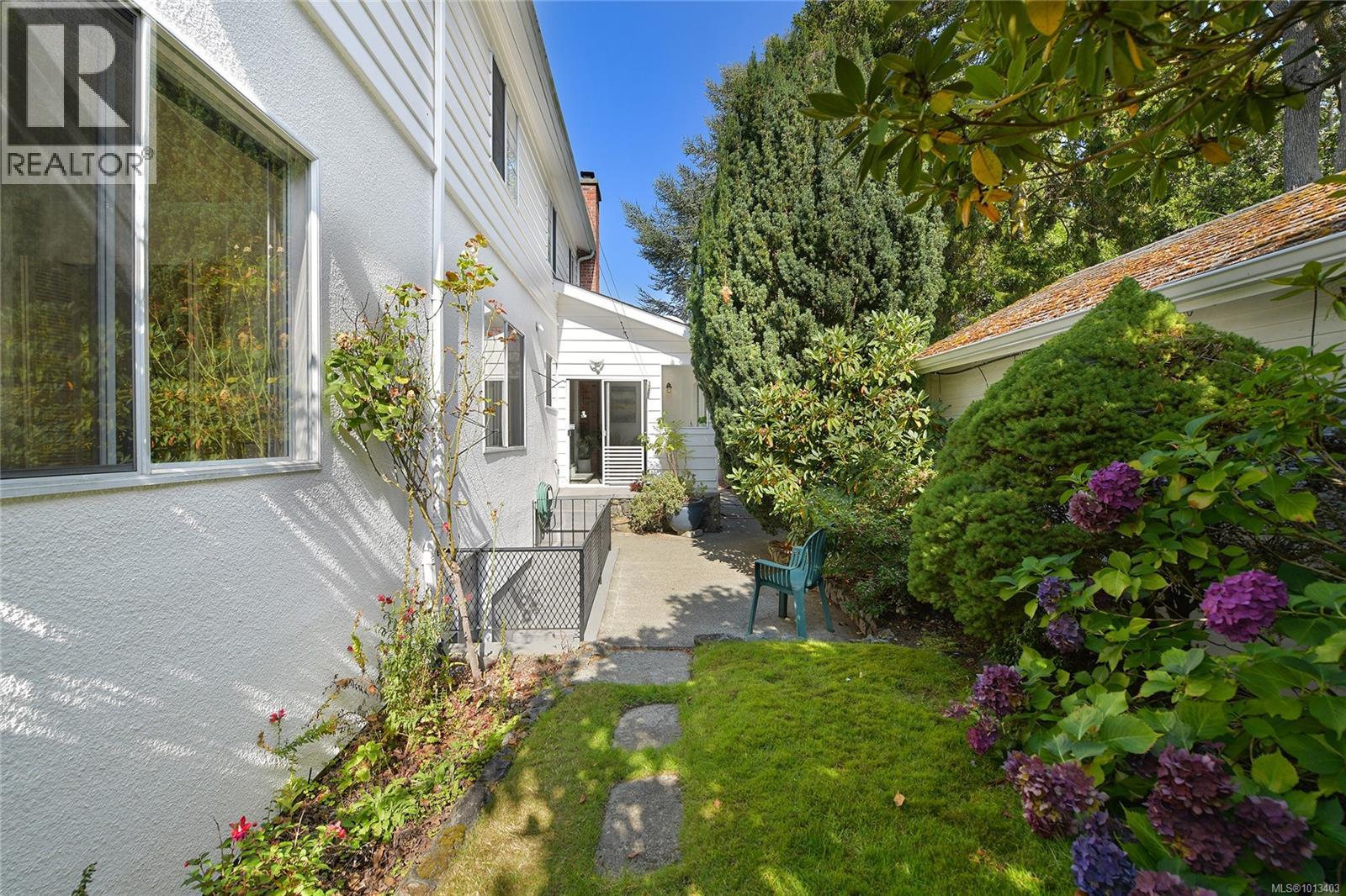  1120 St. Louis Street, Oak Bay