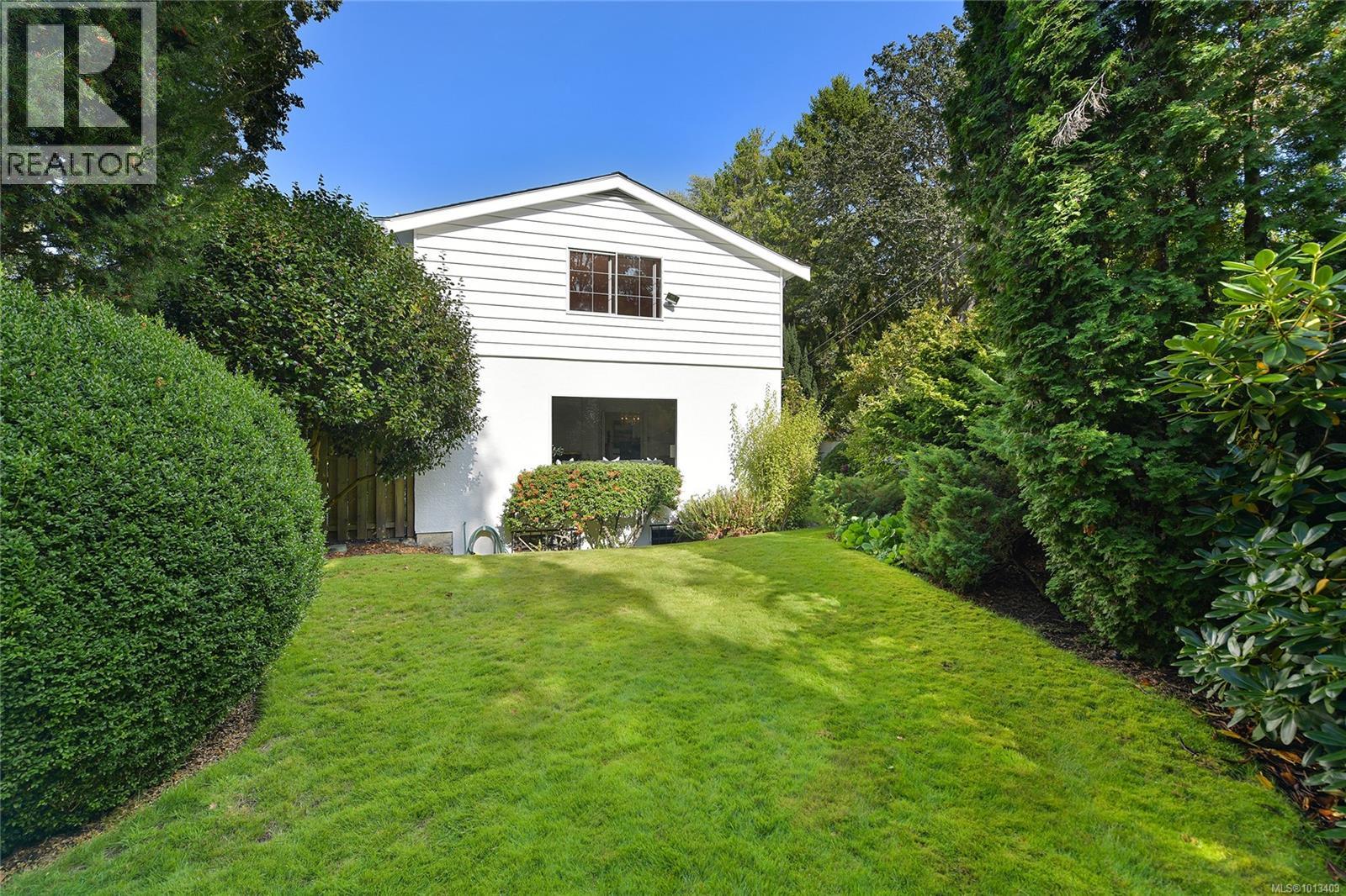  1120 St. Louis Street, Oak Bay