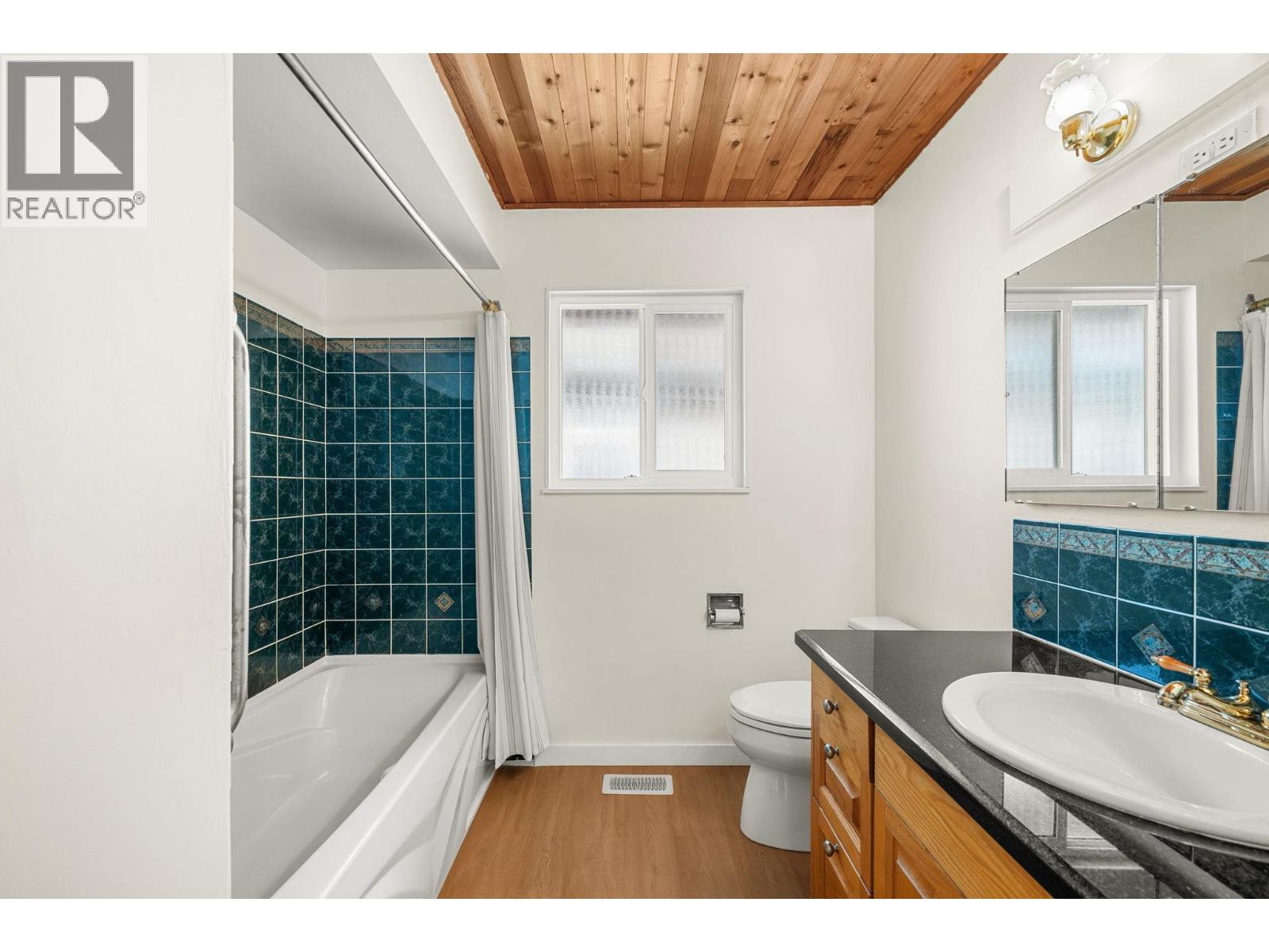 1560 BURRILL AVENUE, North Vancouver