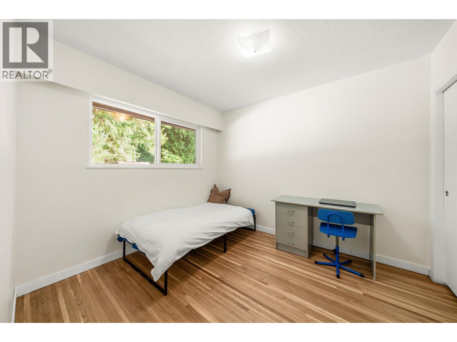1560 BURRILL AVENUE, North Vancouver