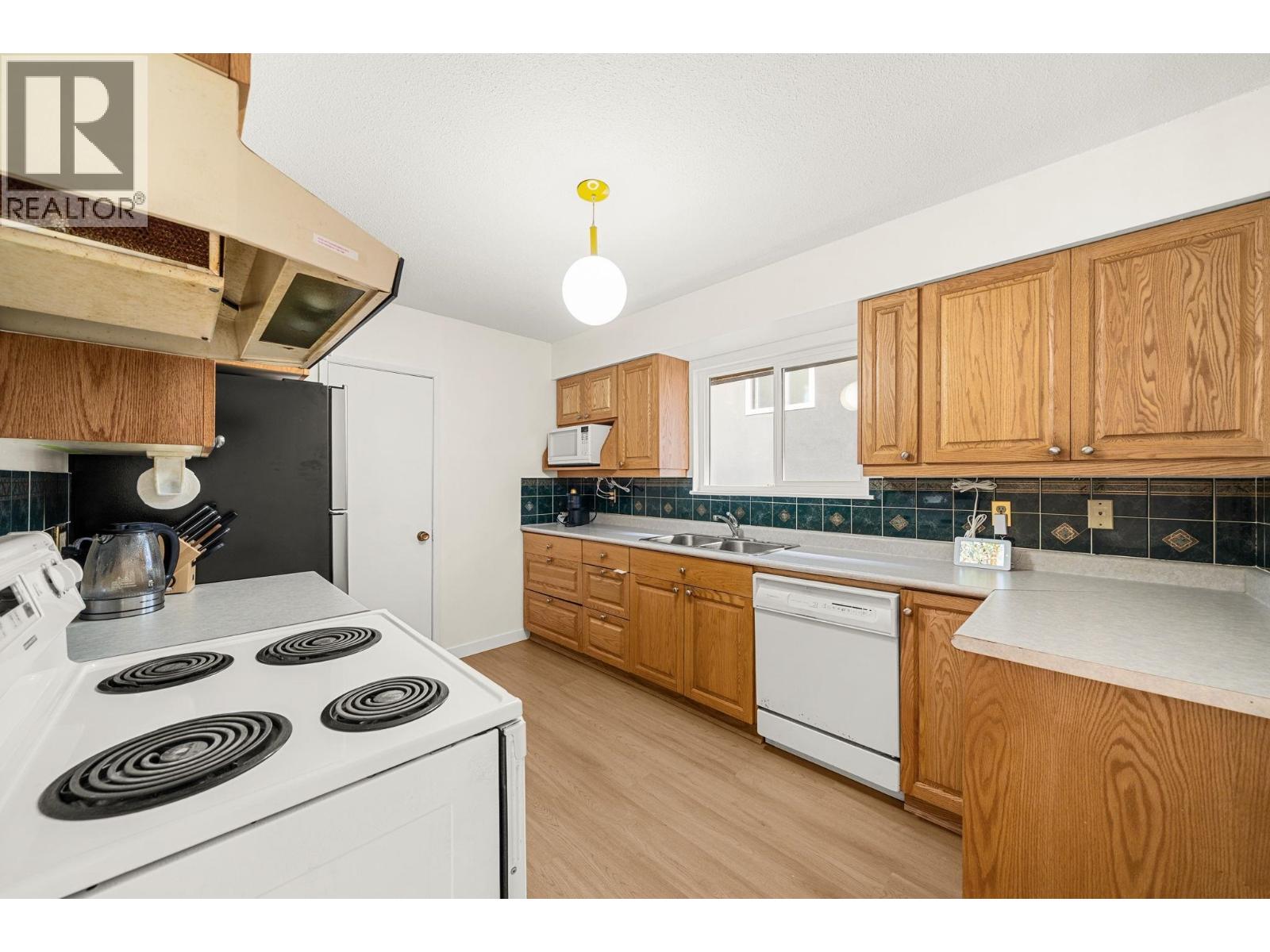 1560 BURRILL AVENUE, North Vancouver