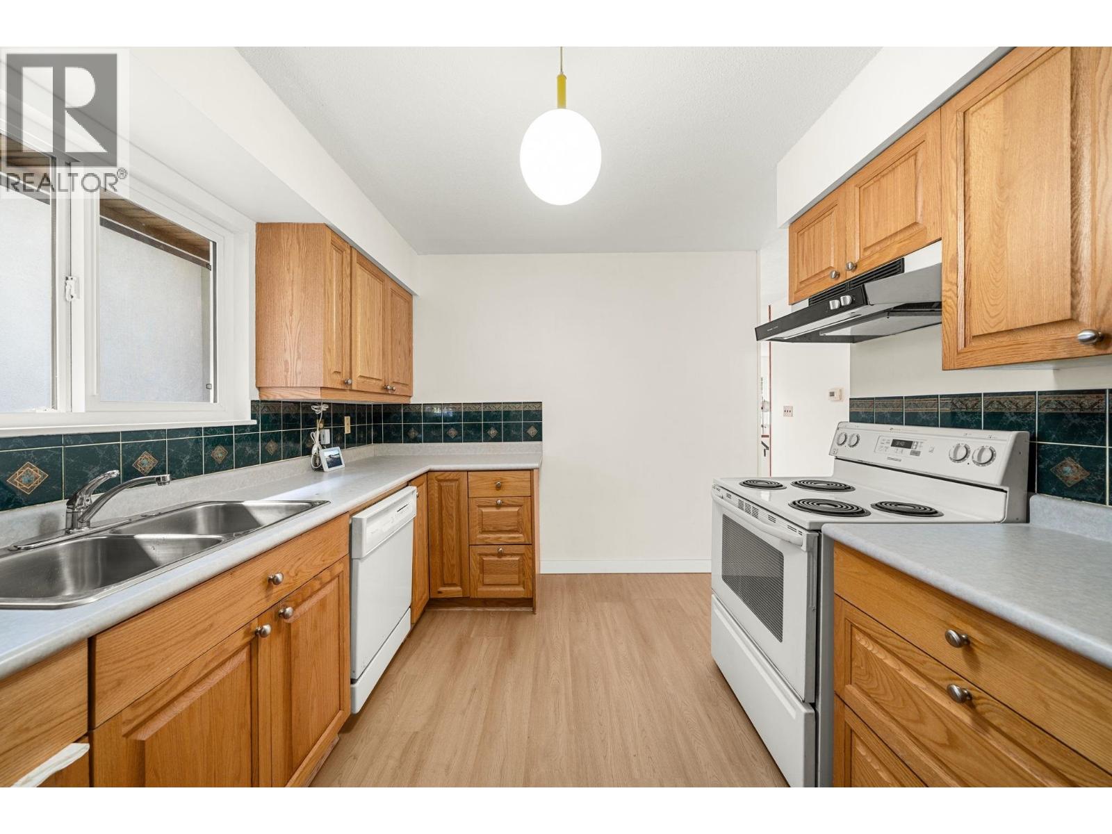 1560 BURRILL AVENUE, North Vancouver
