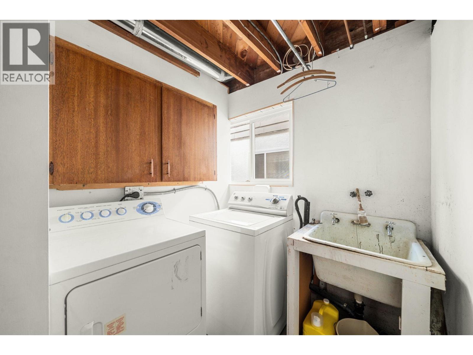 1560 BURRILL AVENUE, North Vancouver