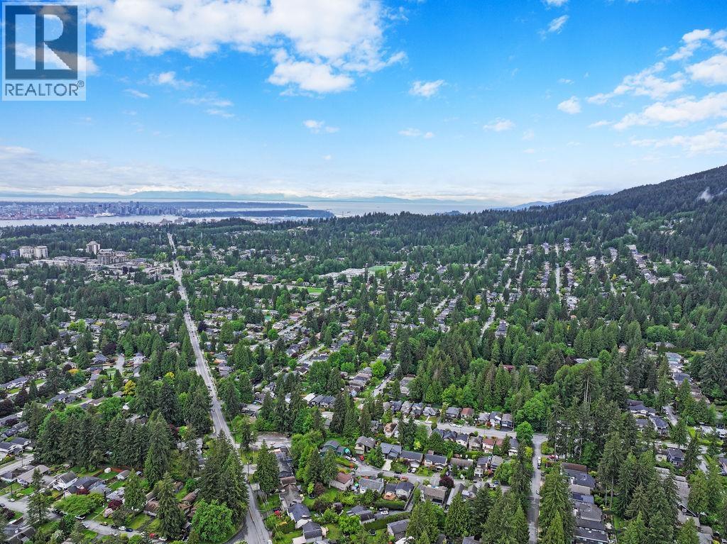 1560 BURRILL AVENUE, North Vancouver
