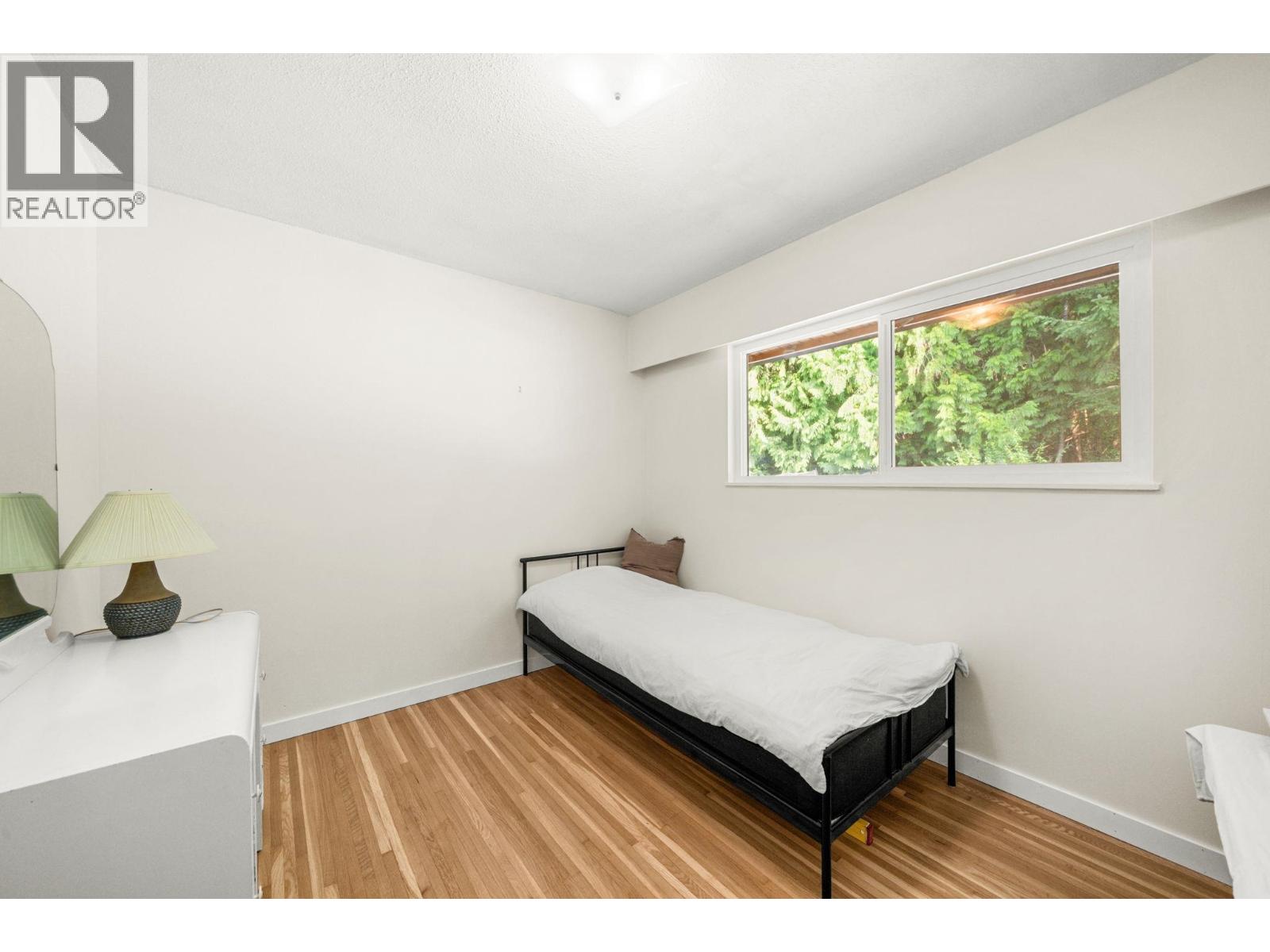 1560 BURRILL AVENUE, North Vancouver