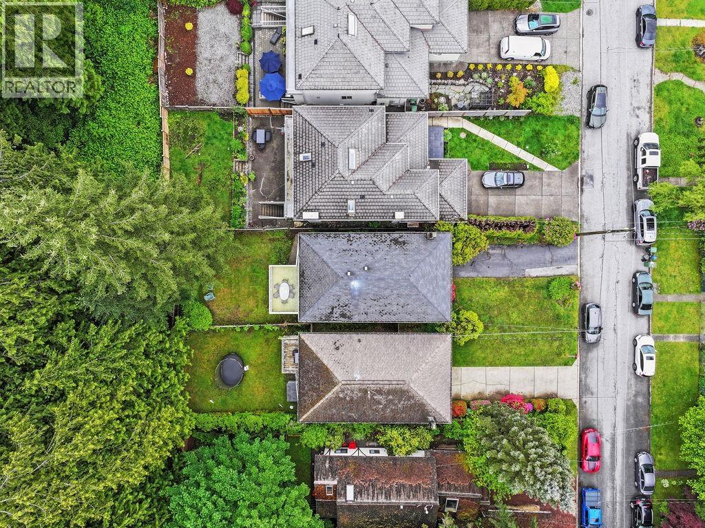 1560 BURRILL AVENUE, North Vancouver