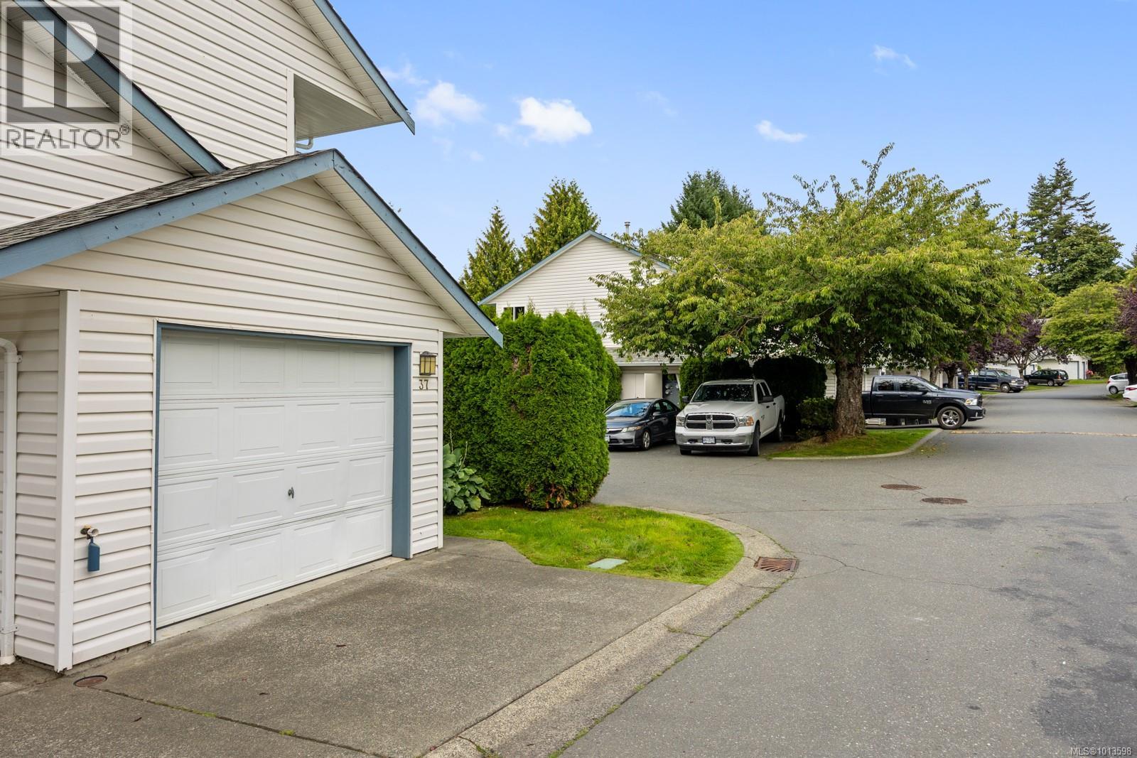 2355 Valley View Dr, Courtenay - Exteriors - Full Complex View - Photo 6
