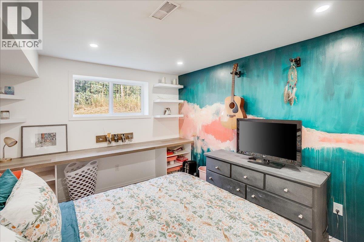 3710 Ladybird Road, Krestova