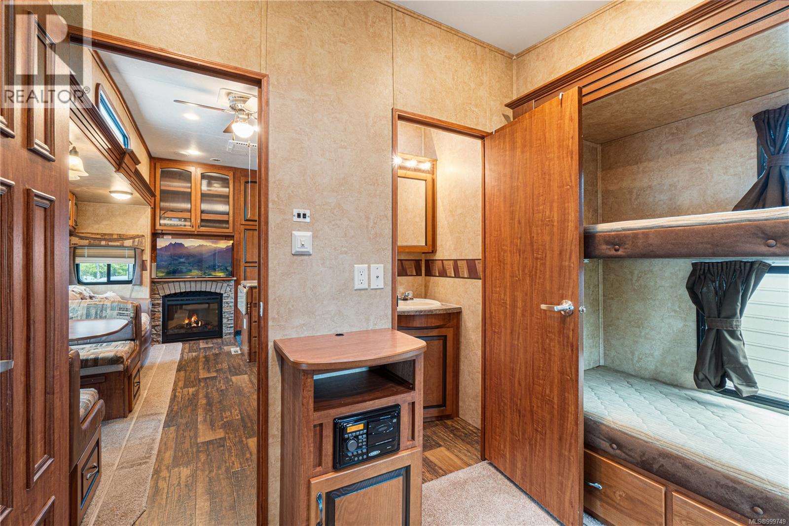 2139 Nimpkish Lake Way - 35
