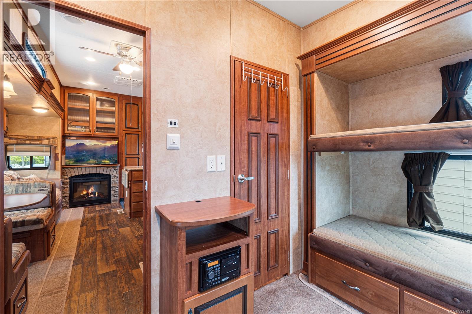 2139 Nimpkish Lake Way - 33