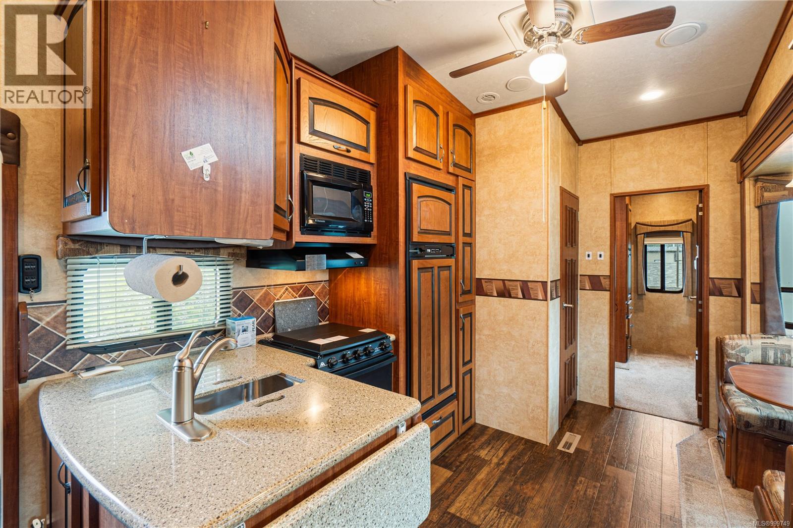 2139 Nimpkish Lake Way - 39