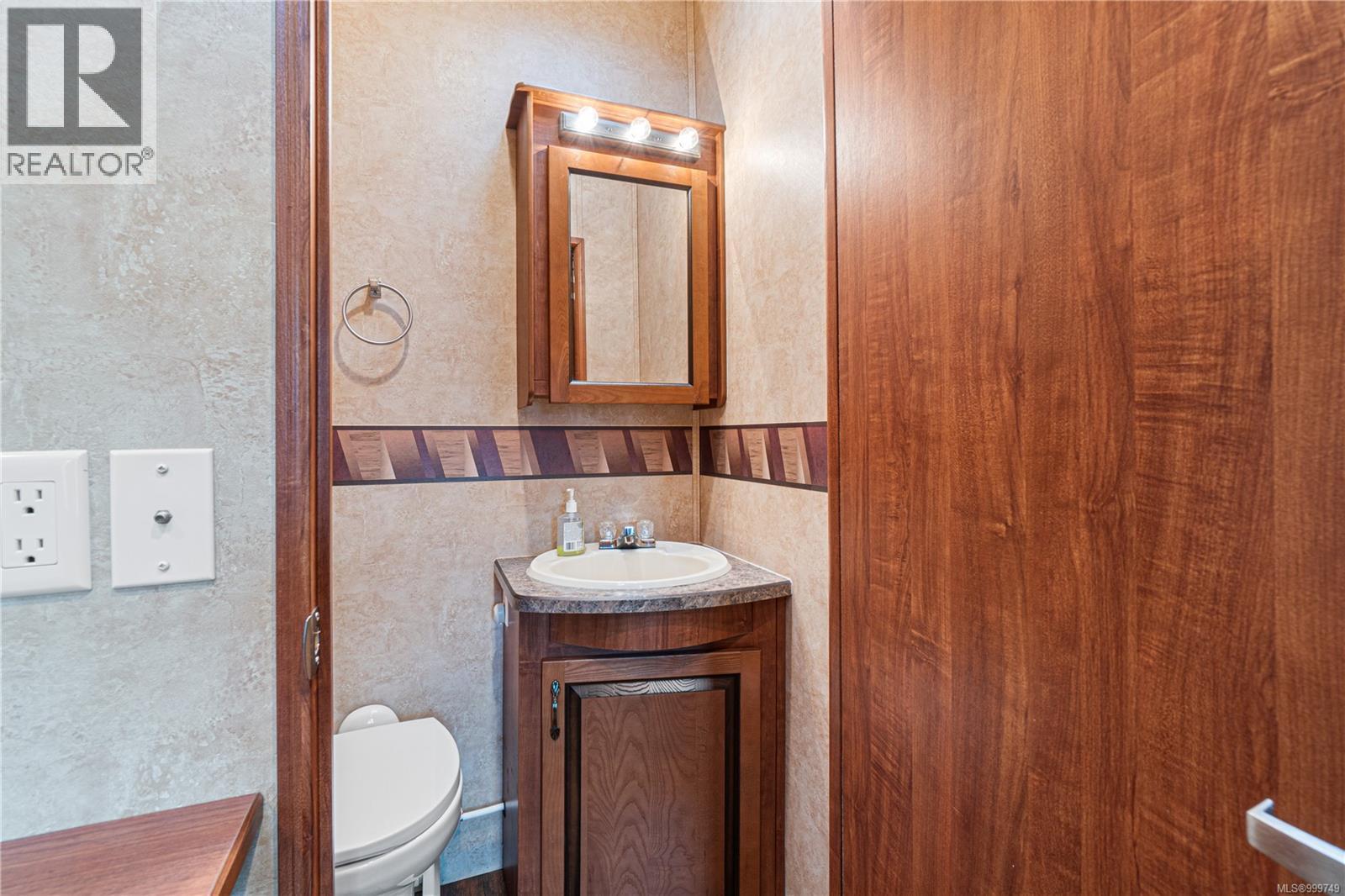 2139 Nimpkish Lake Way - 34