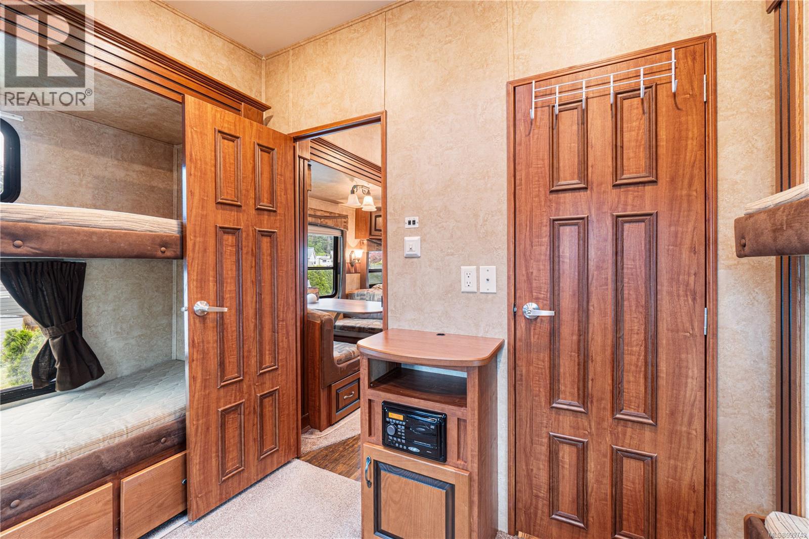 2139 Nimpkish Lake Way - 32