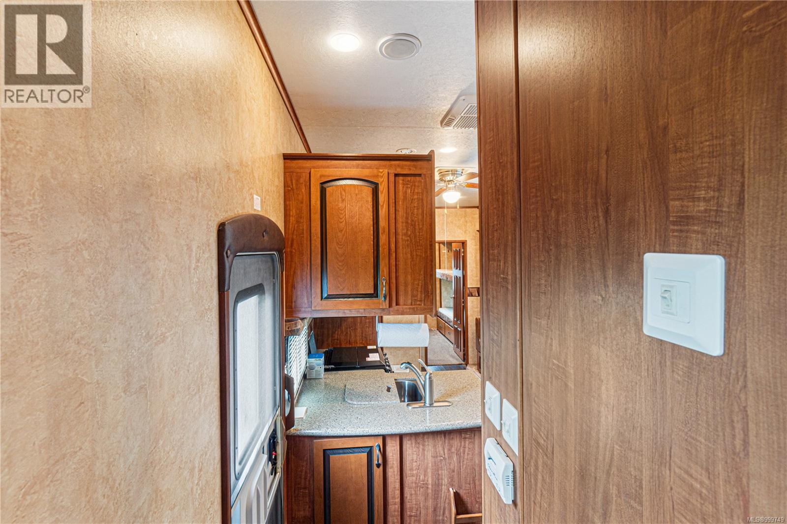 2139 Nimpkish Lake Way - 38