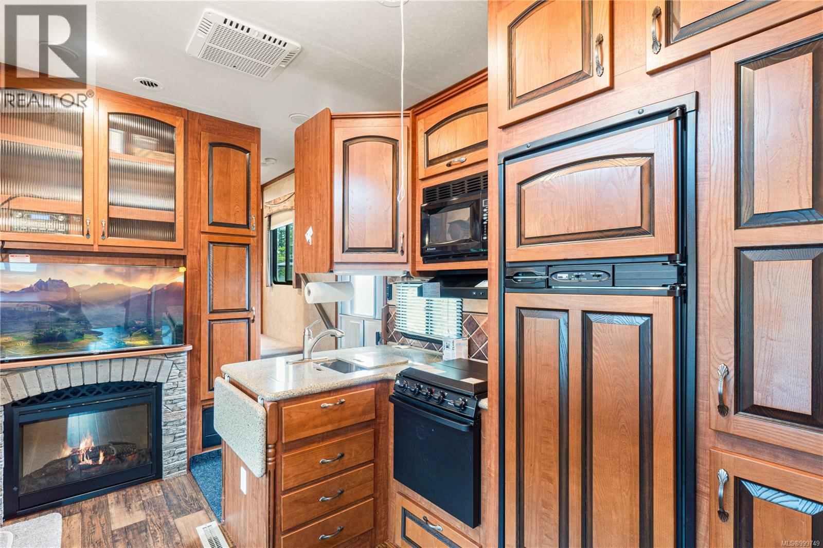 2139 Nimpkish Lake Way - 42