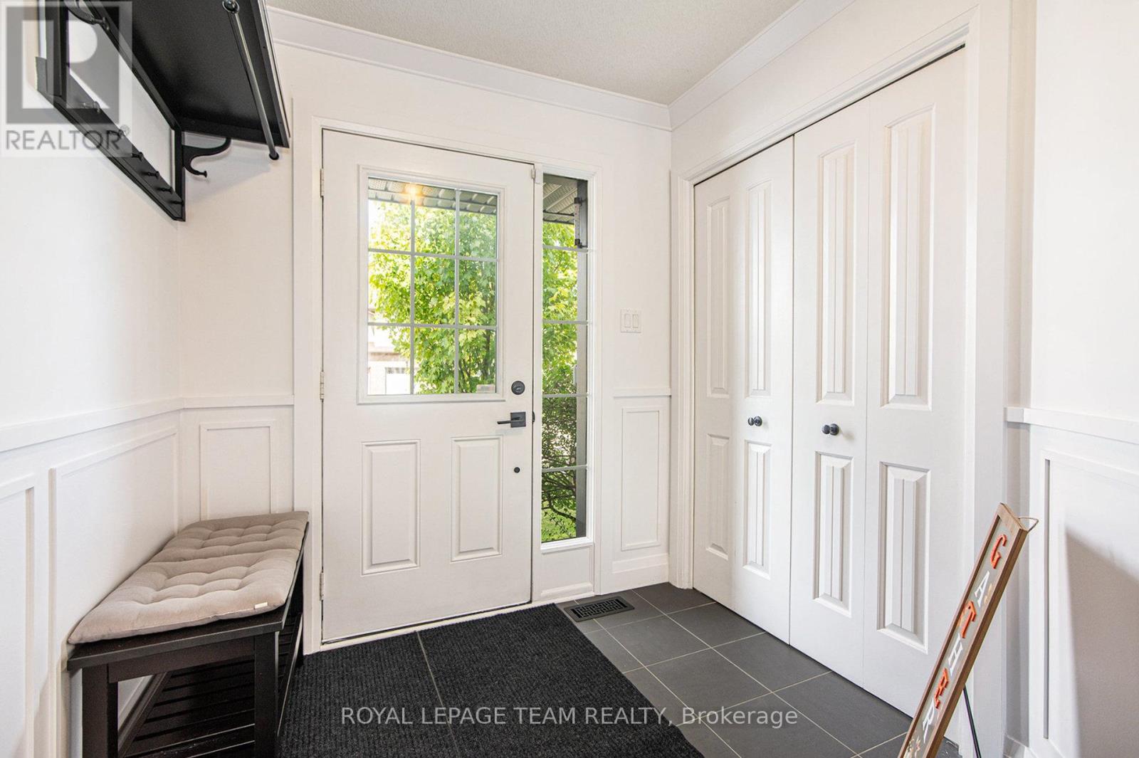 Entrance with tiles and closet