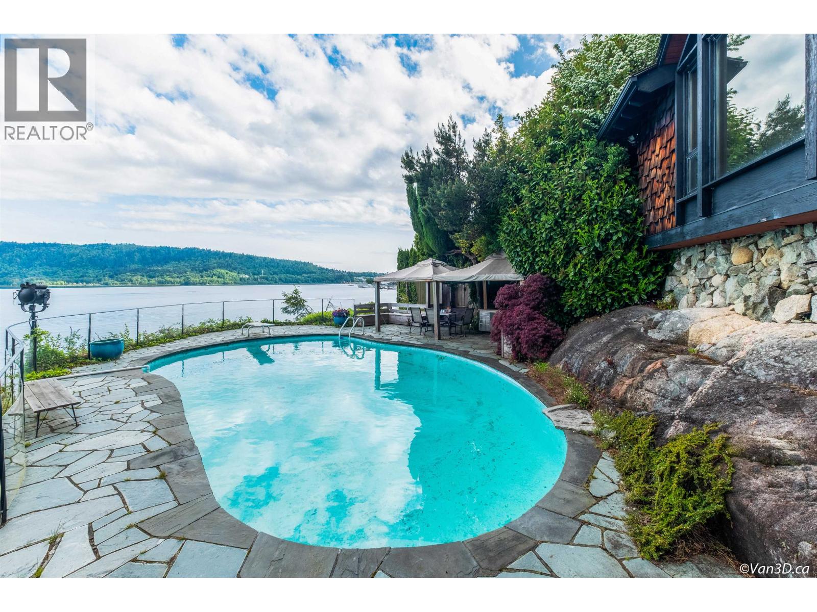 4541 STONEHAVEN AVENUE, North Vancouver